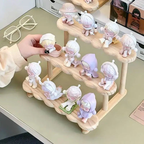 présentoir bois trois niveaux figurines kawaii décoratives pastel enfantins étagères naturelles textures lisses