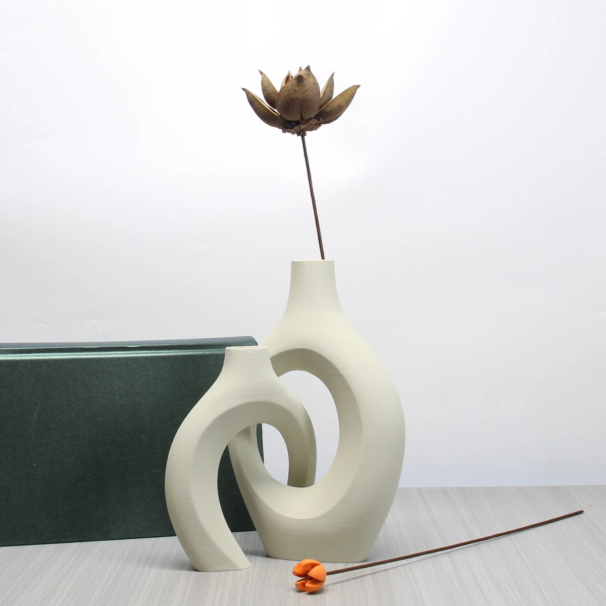 vases decoratifs blanc noir forme abstraite moderne minimaliste sculptural fleurs seches chambre salon