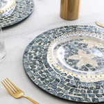 assiettes verre mosaïque bordure dorée relief blanc gris bleu élégantes restaurant decoration