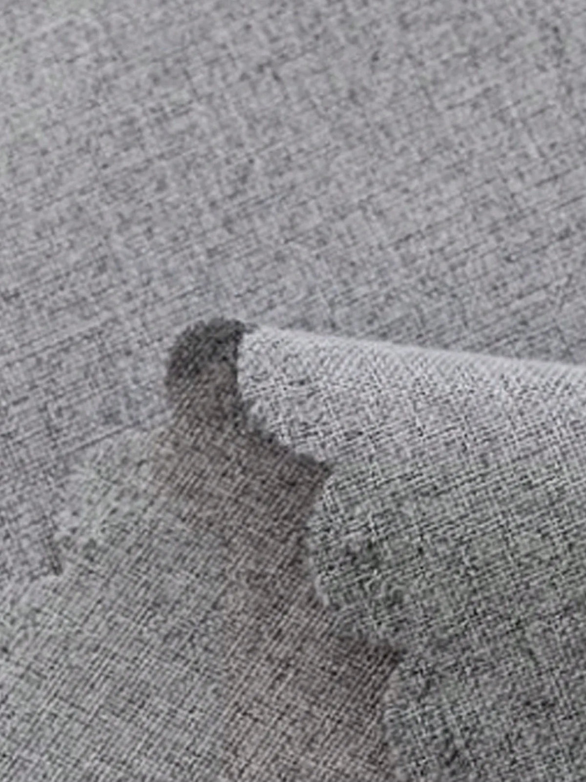 Tissu gris texturé élégant, idéal pour la décoration intérieure ou la confection de vêtements modernes. Son design raffiné ajoute une touche de sophistication à tout projet créatif.