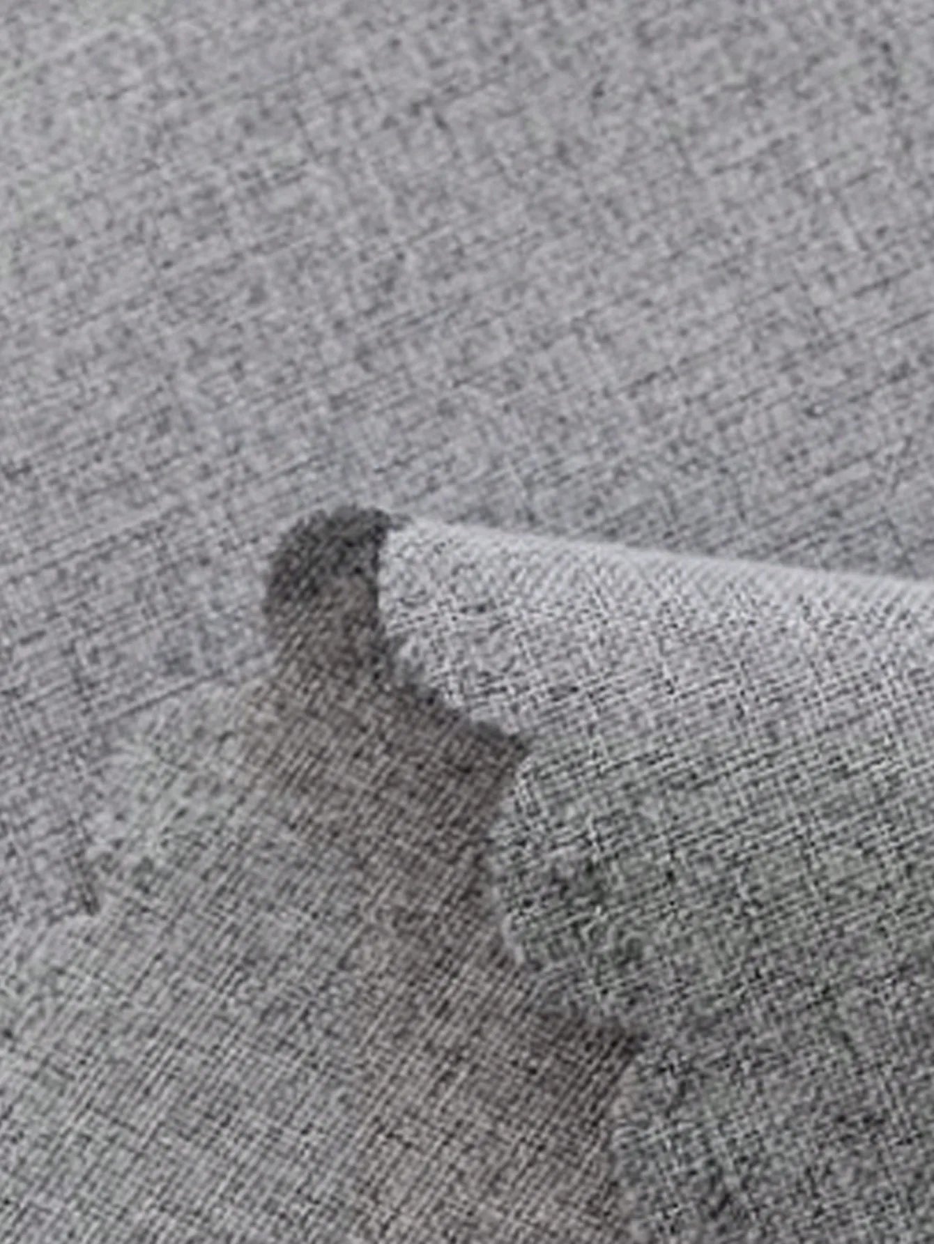 Tissu gris texturé élégant, idéal pour la décoration intérieure ou la confection de vêtements modernes. Son design raffiné ajoute une touche de sophistication à tout projet créatif.