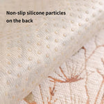 Gros plan sur du tissu beige orné de motifs et de petits éléments antidérapants sur le dos.