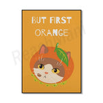 Affiche illustrant un chat mignon avec les mots "But first orange" sur un arrière-plan orange vif.