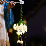 fleur artificielle lumineuse rose blanche bleue violette jaune feuilles fines nervures centre lumineux poignée