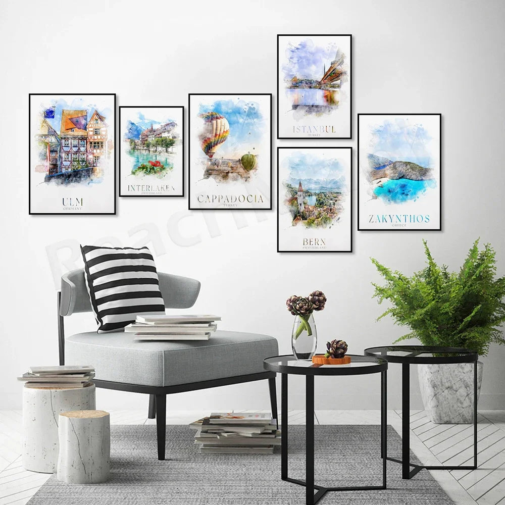 Un coin cosy avec une sélection de peintures murales représentant différentes destinations de voyage, créant une ambiance chaleureuse et inspirante dans cette pièce moderne.