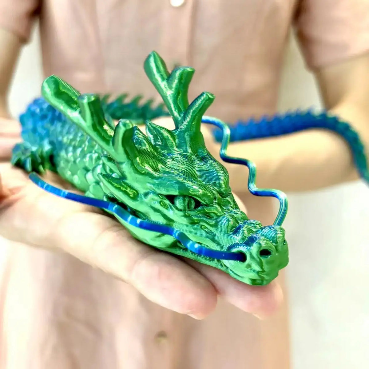 figurine dragon violet bleu vert brillante décoration fantaisie détaillée maison