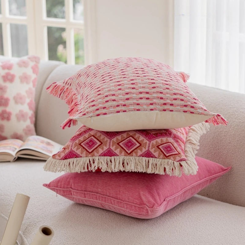 coussin deco boho chic rose blanc motif geometrique franges opaques canape lit decoration intérieure