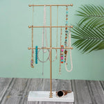 Arbre à bijoux avec colliers et bracelets exposés