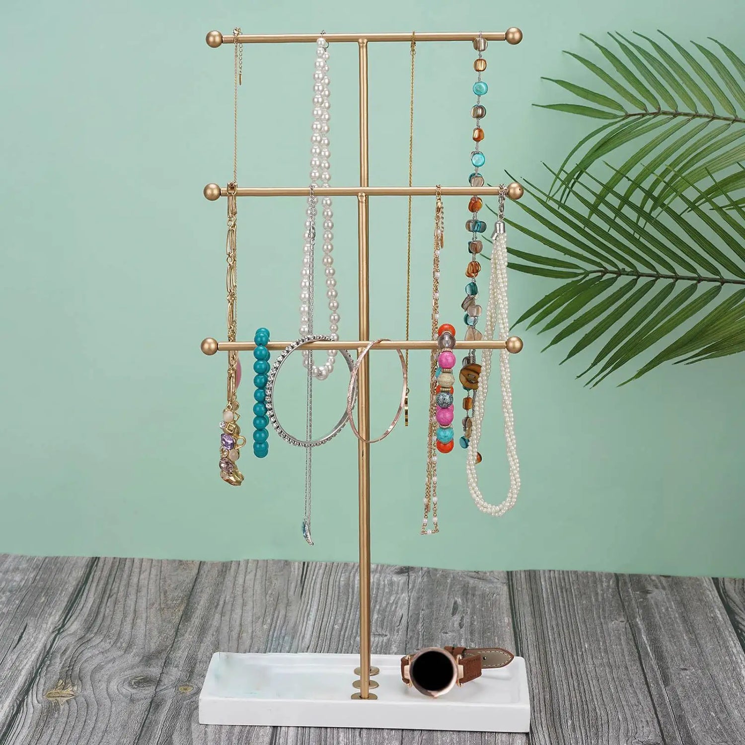 Arbre à bijoux avec colliers et bracelets exposés