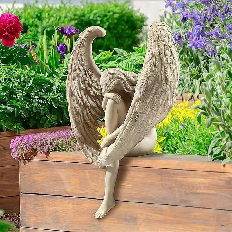 statue ange blanc plumes detaillee texture lisse jardin intérieur decoration posée accroupie introspective