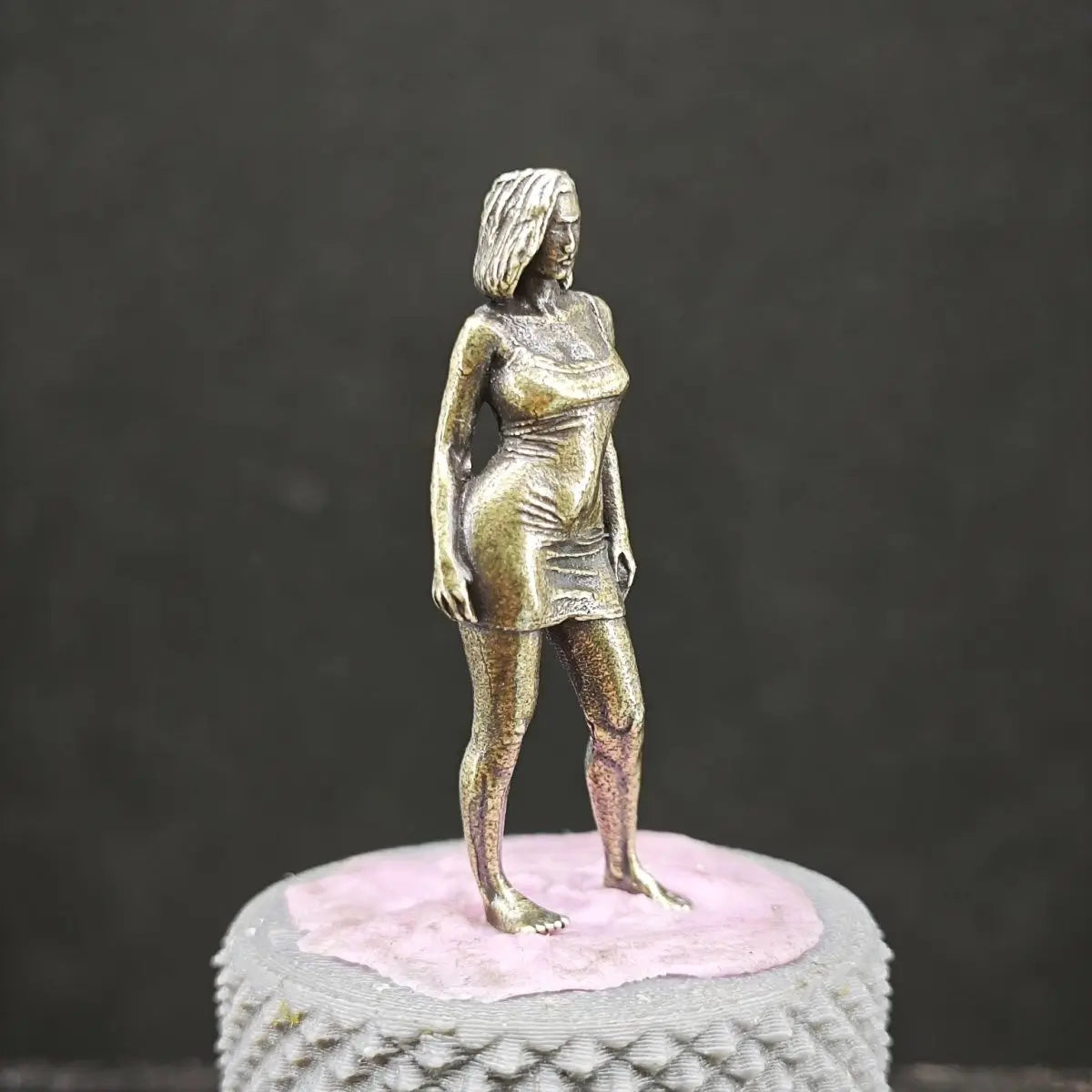 statue femme dorée moderne pose dynamique socle rose texture alvéolaire métallique brillante collection