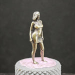 statue femme dorée moderne pose dynamique socle rose texture alvéolaire métallique brillante collection