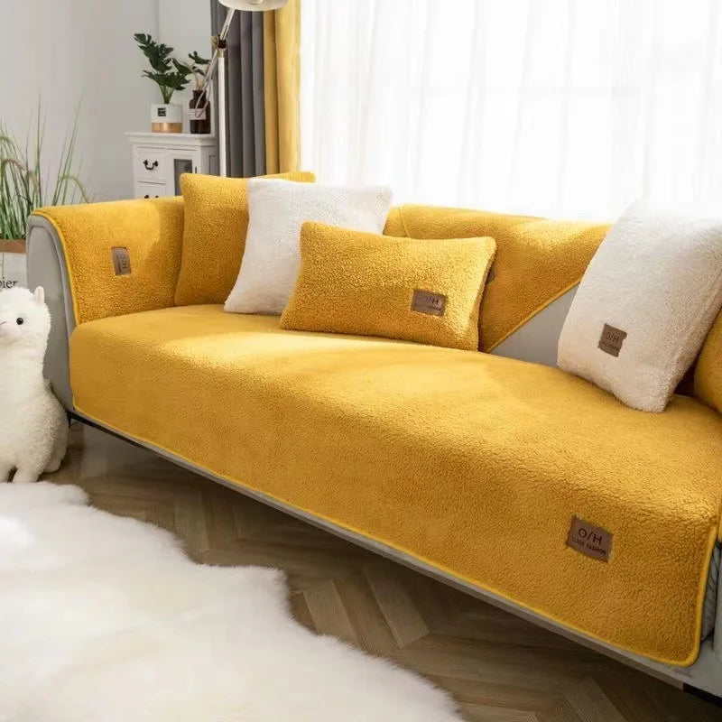 Un canapé moelleux de couleur jaune moutarde, décoré de coussins blancs, crée une atmosphère chaleureuse et accueillante dans cette pièce.