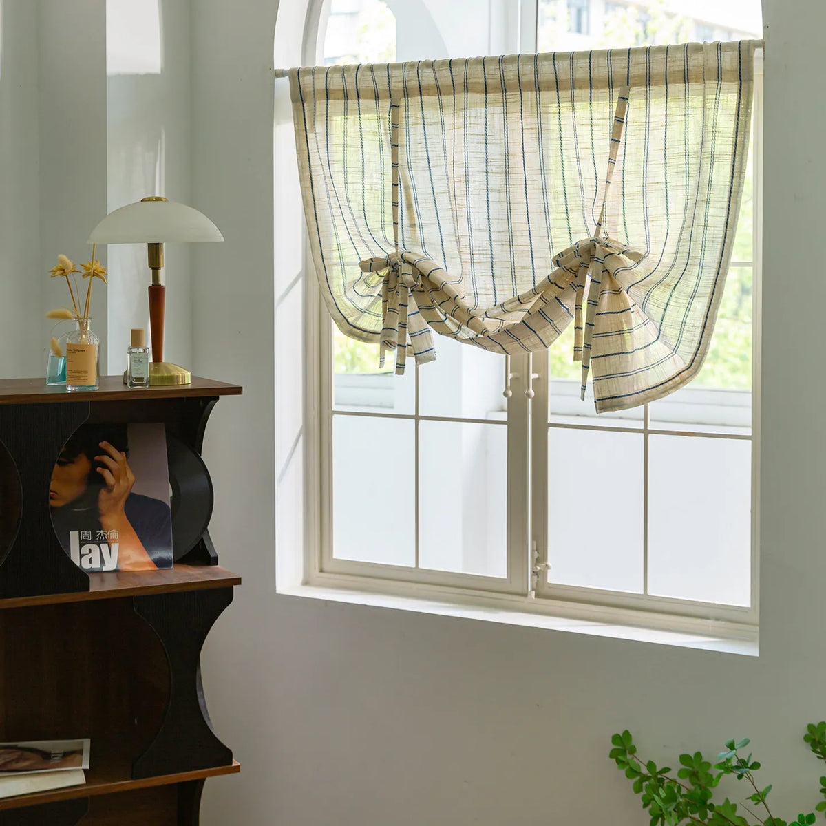 rideau semi transparent lin beige bleu marine rayures horizontales moderne rustique fenêtre salon thé