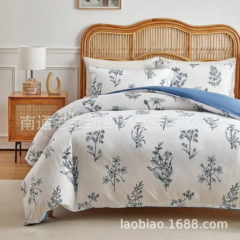 Housse de couette bleu royal dans une chambre décorée