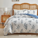 Housse de couette bleu royal dans une chambre décorée