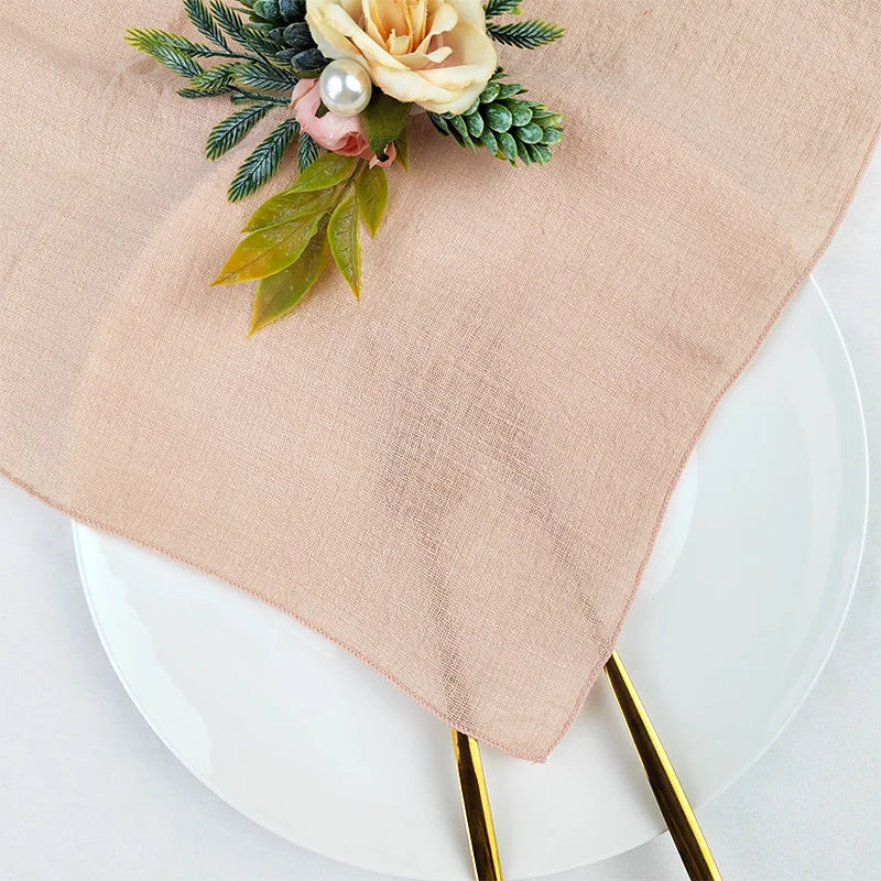 Un élégant bouquet de fleurs jaunes et vertes décore délicatement une nappe de table beige.