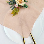 Un élégant bouquet de fleurs jaunes et vertes décore délicatement une nappe de table beige.