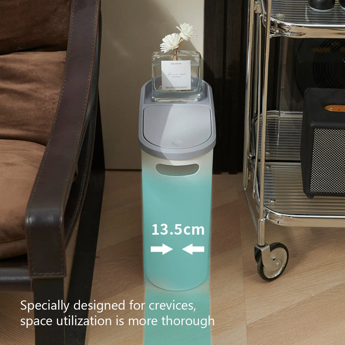 Poubelle blanche grande capacité dans une salle de bain moderne