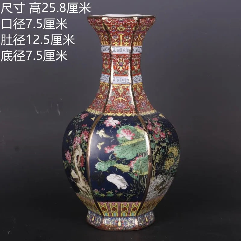 Vase décoratif de style oriental en céramique, orné de motifs floraux et géométriques complexes sur un fond sombre, indiquant ses dimensions.