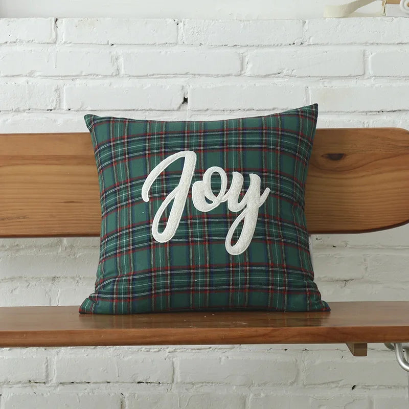 coussins brodés motif tartan vert rouge hoho joy noël decoration intérieure vintage moderne