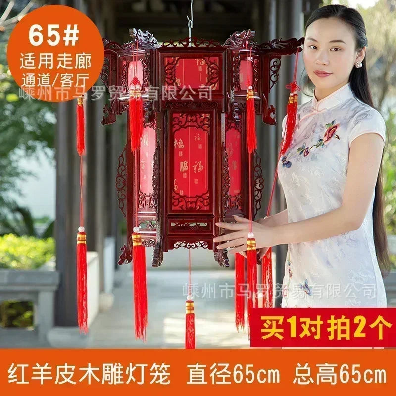 lanterne traditionnelle chinoise bois sculpté rouge décorative pompon fête mariage jardin