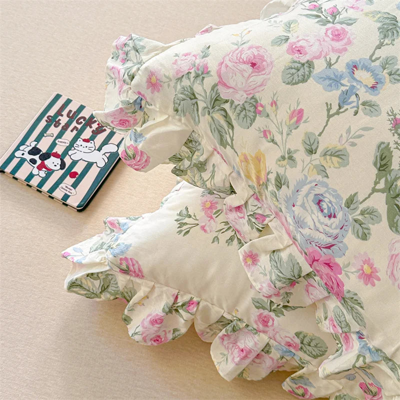 coussin floral vintage coton beige rose vert bleu bordure frisée lit maison