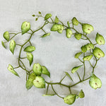 guirlande végétale artificielle feuilles ovales vert veinées tiges extérieure décoration naturelle exposition accrochée