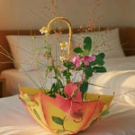 pots fleurs suspendus parapluies couleurs jaune bleu rose décorations florales motifs feuilles libellule rustique