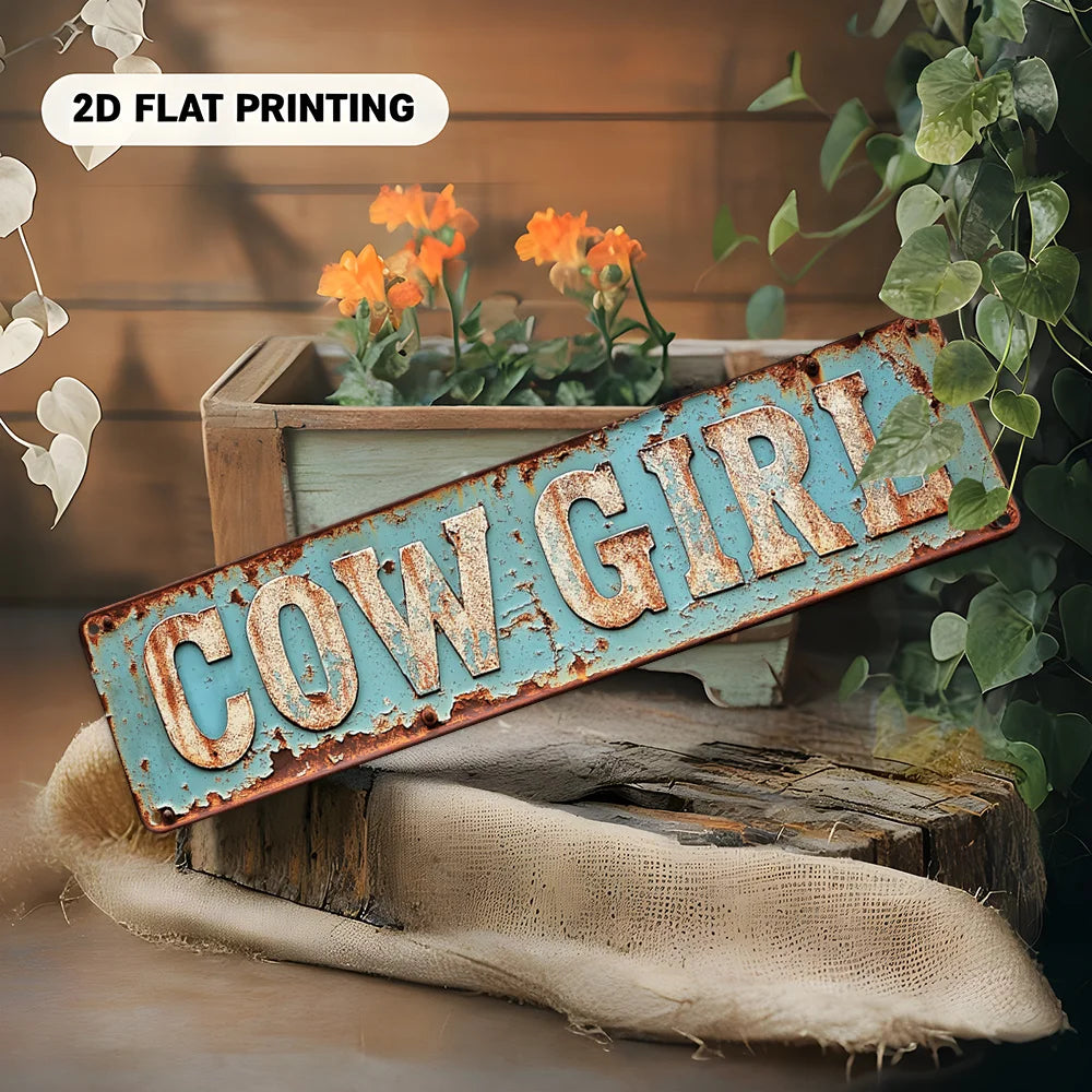 décoration murale vintage plaque cowgirl aluminium lettres relief bleu clair brun rouillé