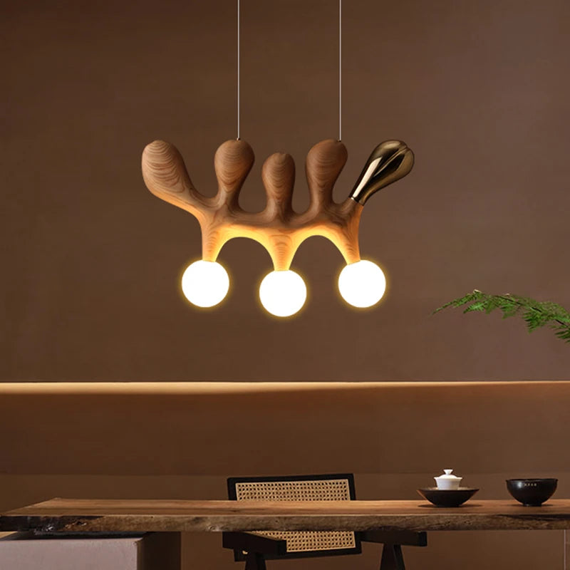 Suspension lumineuse contemporaine bois marron clair doré noir trois ampoules blanches salon restaurant chambre