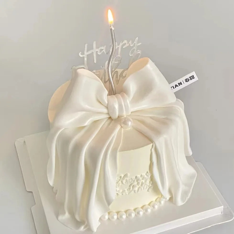gâteau factice pouces blanc rose fleurs relief rubans décorations florales mariage anniversaire romantique moderne