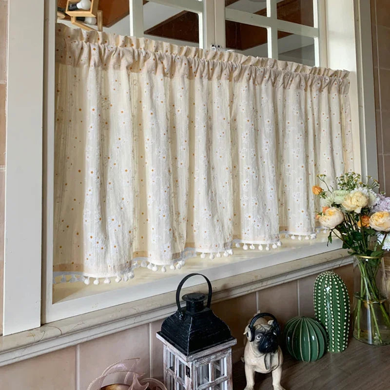 rideau fleuri vintage coton semi transparent pompons beige clair décoration romantique