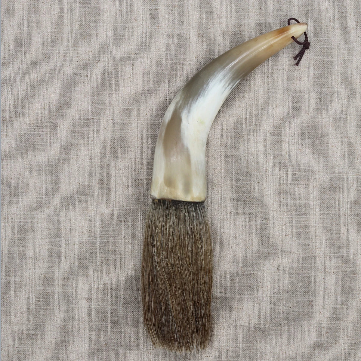 brosse peinture traditionnelle cordelette poils naturels marbrés noir blanc gris