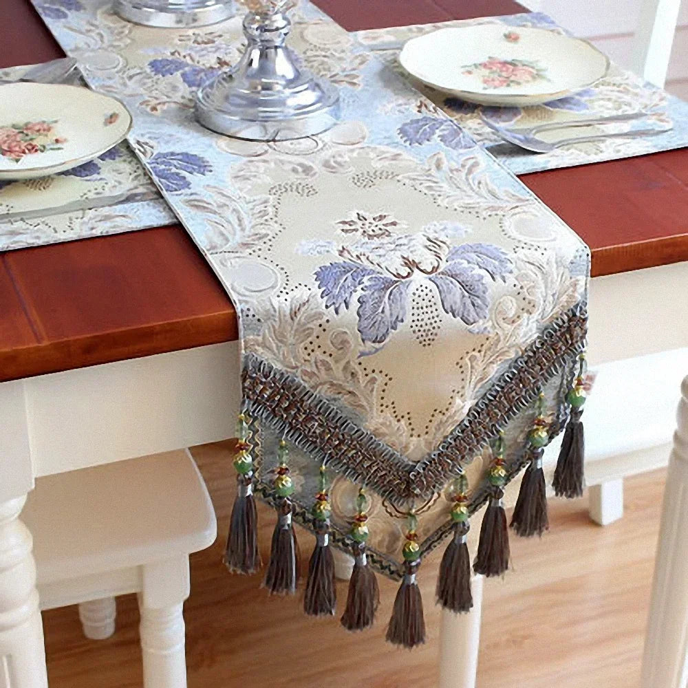nappe table décorative motif floral brodé couleur beige bleu marron doré ornementale traditionnelle vintage