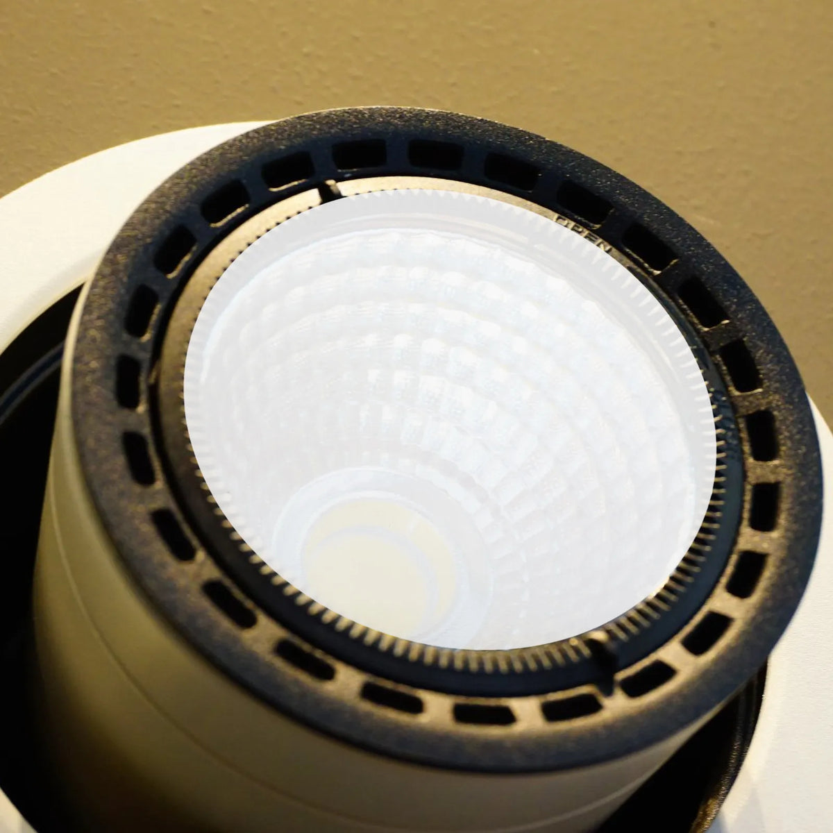plaque finition blanc moderne clips led éclairage uniforme diffuseur lumière douce opacité rond lisse