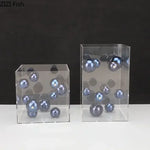 décoration moderne cube transparent boules colorées rouge bleu argent doré minimalistes