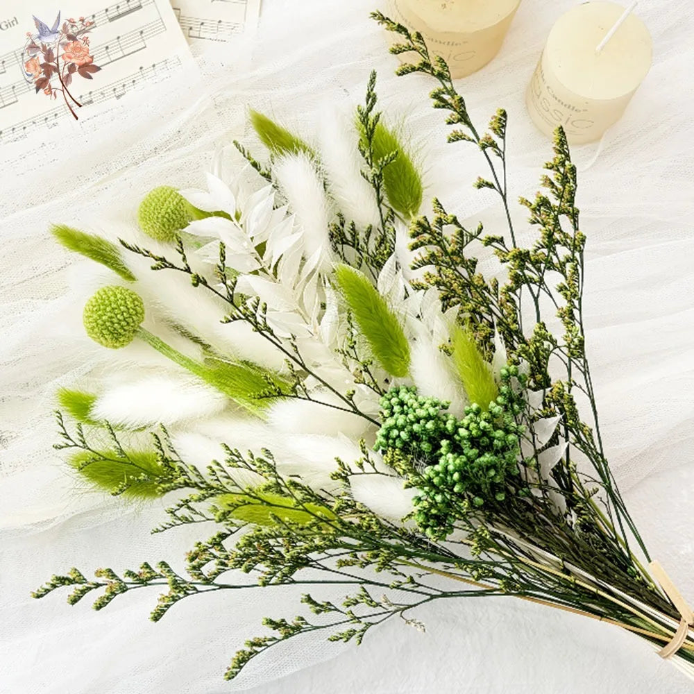 décoration boho bouquet plumes feuilles vert clair blanc vase ruban anniversaire mariage decoration
