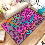 Tapis leopard placé dans une entrée avec des chaussures
