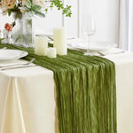 chemin table vert olive rayures horizontales classique assiettes blanches fourchettes dorées gobelets décoratifs bougies