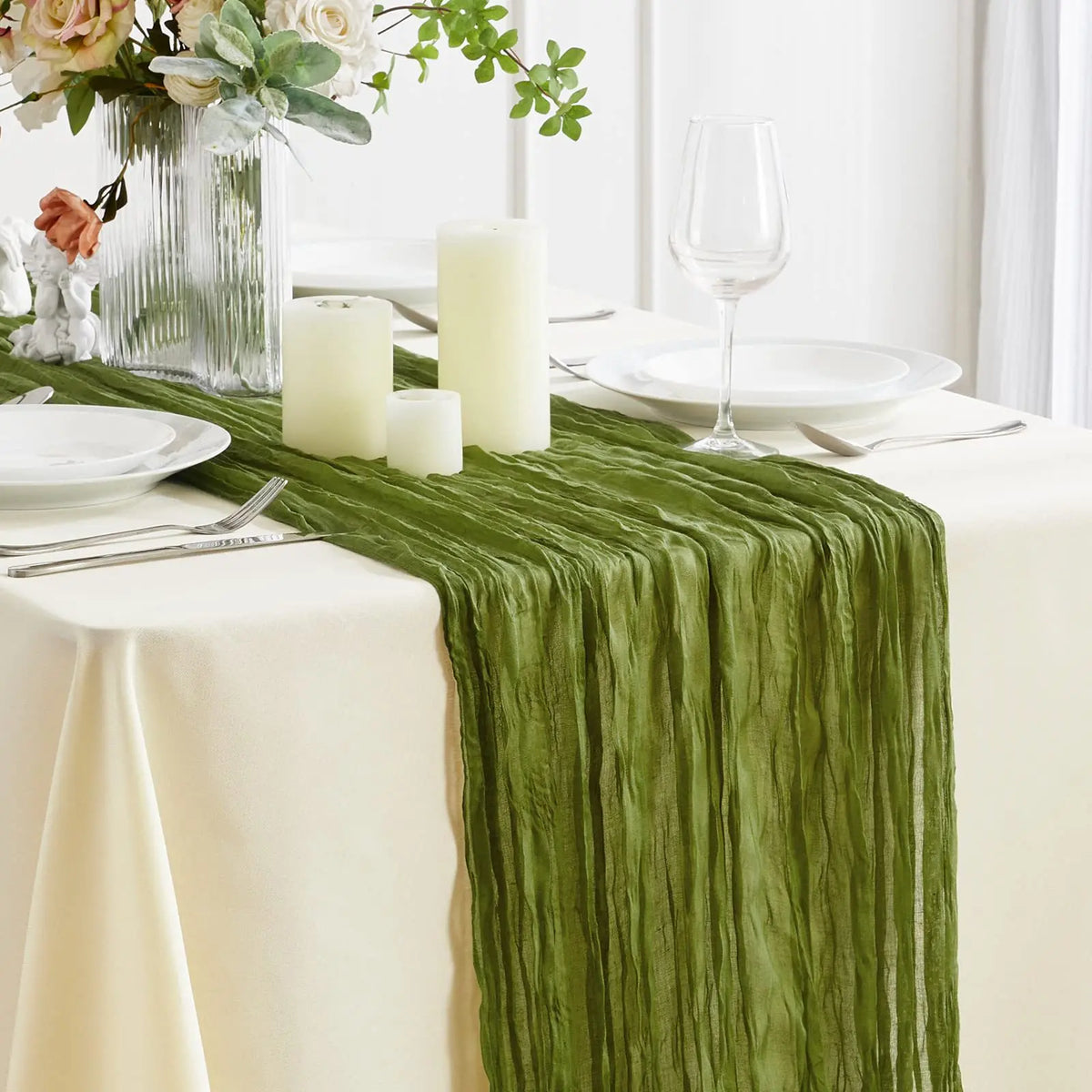chemin table vert olive rayures horizontales classique assiettes blanches fourchettes dorées gobelets décoratifs bougies
