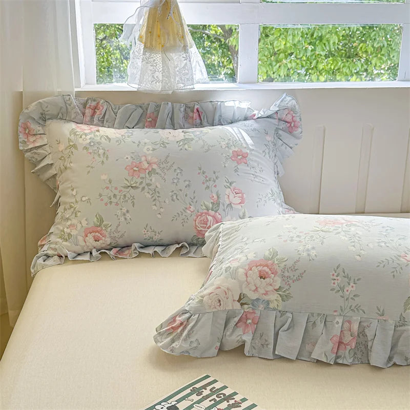 coussin floral vintage coton beige rose vert bleu bordure frisée lit maison