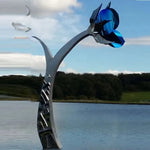 sculpture métal fleur dorée abstraite extérieure art floral argenté moderne