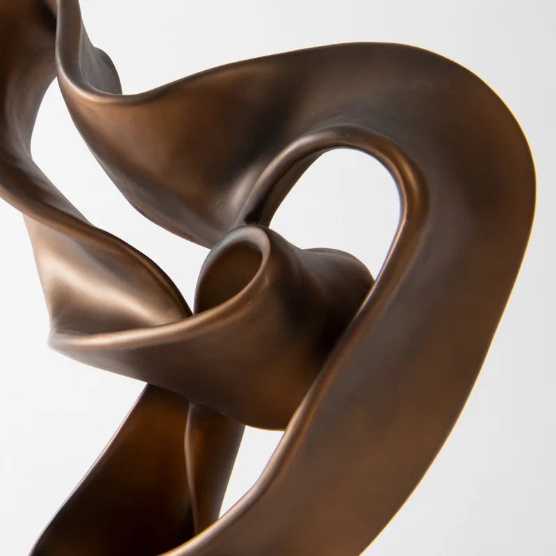 Sculpture abstraite en résine bronze dans un salon moderne