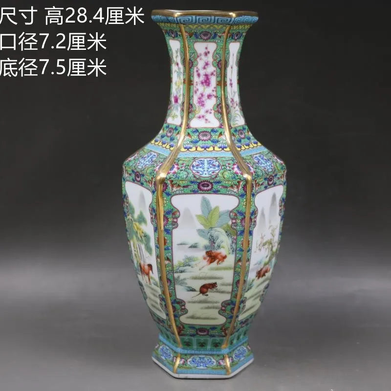 Vase hexagonal décoré de motifs floraux et de scènes aquatiques, avec des bordures aux couleurs vibrantes.