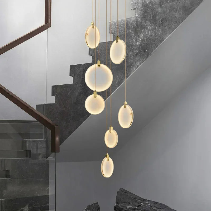 suspension lumineuse moderne marbre blanc gris doré clips métalliques câbles dorés salon chambre