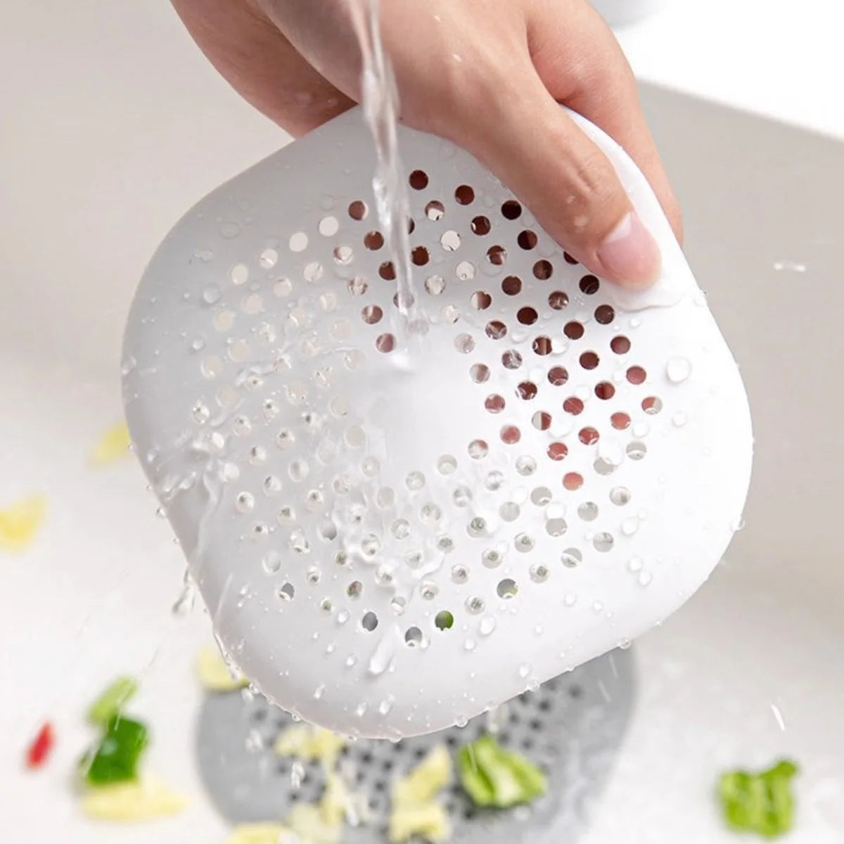 filtre bain réutilisable perforations géométriques adhésif blanc gris moderne respectueux environnement