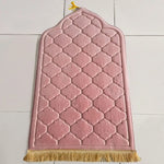 tapis géométrique moderne élégant vert clair bleu marine rouge rose gris clair franges dorées