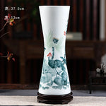 Cette vase en porcelaine blanche est décorée de fines peintures de plantes et de champignons, créant une atmosphère naturelle et apaisante.