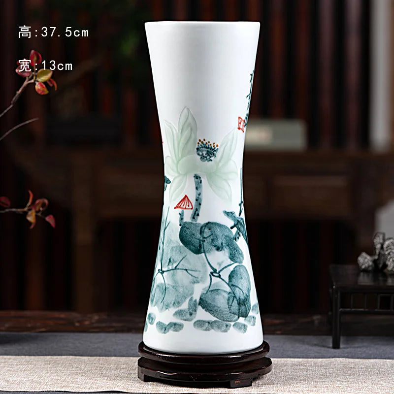 Cette vase en porcelaine blanche est décorée de fines peintures de plantes et de champignons, créant une atmosphère naturelle et apaisante.